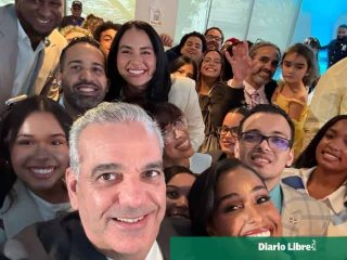 Abinader anuncia 300 becas para dominicanos residentes en Nueva York