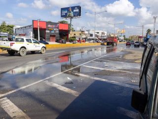 Agua desperdiciada desde alcantarilla en la avenida Los Próceres