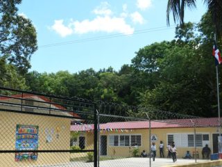 Aulas modulares alivian déficit de espacios, pero son muy calurosas