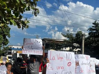 Comunitarios en La Vega protestan por apagones prolongados