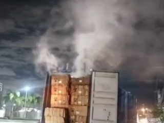 Incendio en furgón de carga paraliza tránsito en San Cristóbal sin heridos