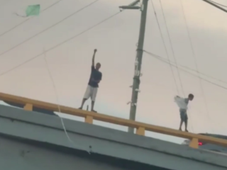 Niños vuelan chichiguas sobre puente seco de la Máximo Gómez