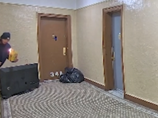 Tipo prende fuego a puerta antes de mortal incendio en el Bronx