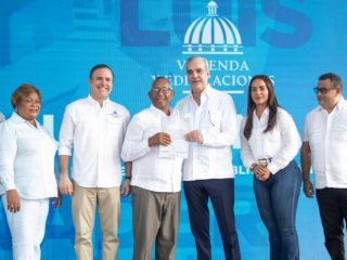 Abinader entrega títulos de propiedad en Santo Domingo Norte