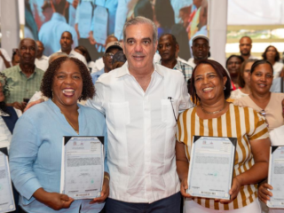 Abinader entrega títulos en Villa Altagracia: un hito para la gobernanza local