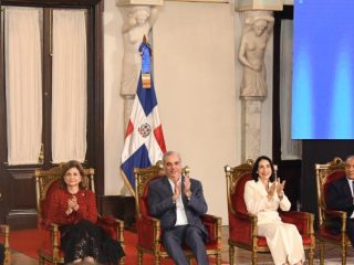 Abinader honra a personas mayores con premios por sus aportes