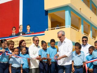 Abinader inaugura dos escuelas en Cancino Adentro y Los Guaricanos