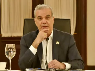 Abinader sobre alzas de la gasolina: “Yo quisiera empezar a bajarla”