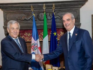 Abinader y el ministro de Italia firman acuerdo para impulsar la economía dominicana