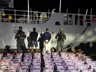 Apresan a dos hombres con 389 paquetes de cocaína en Peravia
