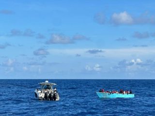 Armada intercepta embarcación clandestina con 59 personas en Samaná