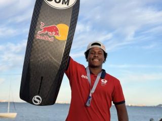 Deury Corniel conquista medalla de plata en competencia internacional de kitesurf