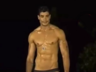 Diputado Bray Vargas desfila en traje de baño en Mister Global 2026