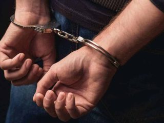 Entrega voluntaria de dos buscados por homicidio en Santiago