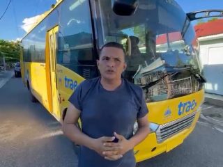 Incidencia fatal evitada: Poste eléctrico cae sobre autobús escolar en Baní