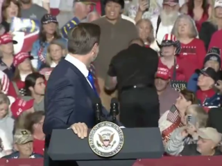 Interrupción en el acto de J.D. Vance: la polémica sobre los archivos de Epstein