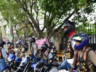Los cascos de los motoristas son poco higienizados: Un escándalo silencioso en la carretera dominicana