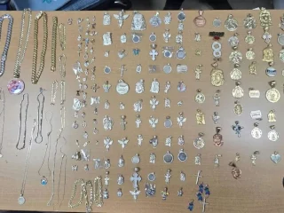 Policía recupera parte de las prendas robadas de joyería en Santiago