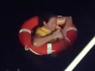 Rescatan a mujer que pasó 24 horas a la deriva tras caer de un crucero