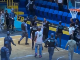 Trifulca y suspensión del juego en el Mauricio Báez: una crisis de orden público